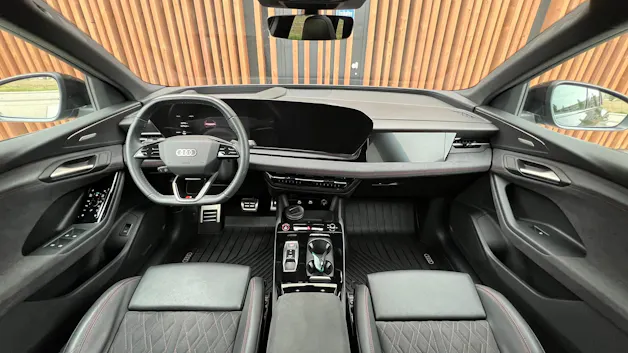 AUDI SQ6 E-TRON QUATTRO BLACK l 490 PS