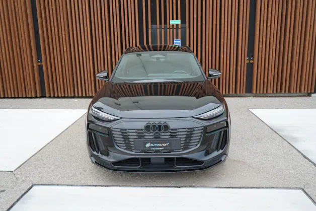 AUDI SQ6 E-TRON QUATTRO BLACK l 490 PS