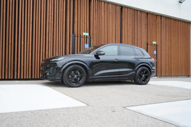 AUDI SQ6 E-TRON QUATTRO BLACK l 490 PS