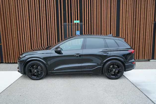 AUDI SQ6 E-TRON QUATTRO BLACK l 490 PS