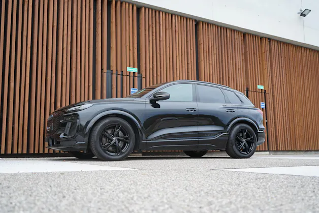 AUDI SQ6 E-TRON QUATTRO BLACK l 490 PS