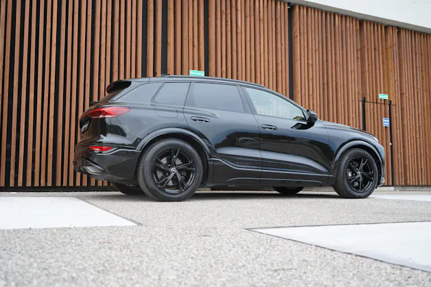 AUDI SQ6 E-TRON QUATTRO BLACK l 490 PS