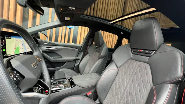 AUDI SQ6 E-TRON QUATTRO BLACK l 490 PS