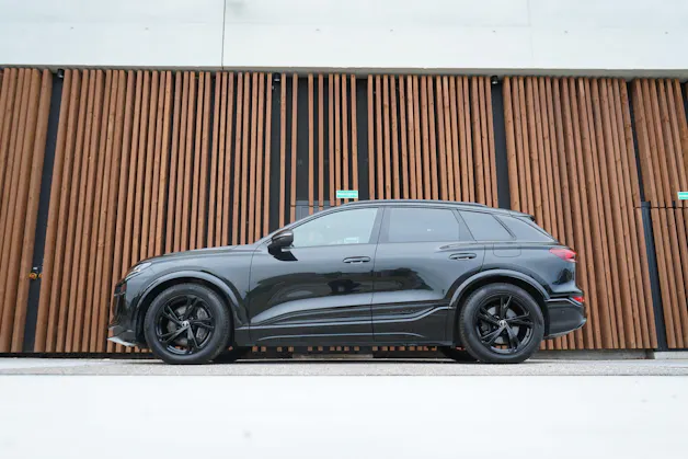 AUDI SQ6 E-TRON QUATTRO BLACK l 490 PS