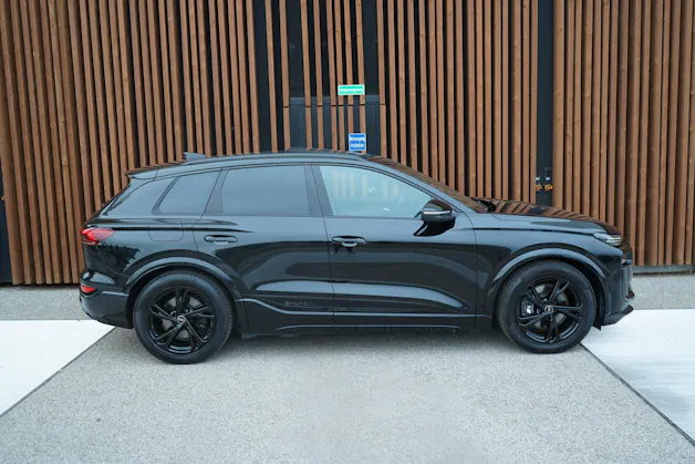 AUDI SQ6 E-TRON QUATTRO BLACK l 490 PS