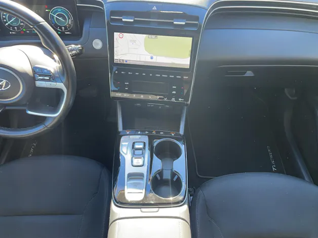 HYUNDAI Tucson 1.6 TGDI HEV Amplia 4WD | Hybrid | Allrad | Navigationssystem | Sitzheizung | 8-fach bereift