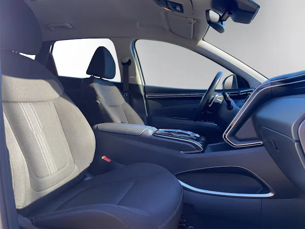 HYUNDAI Tucson 1.6 TGDI HEV Amplia 4WD | Hybrid | Allrad | Navigationssystem | Sitzheizung | 8-fach bereift