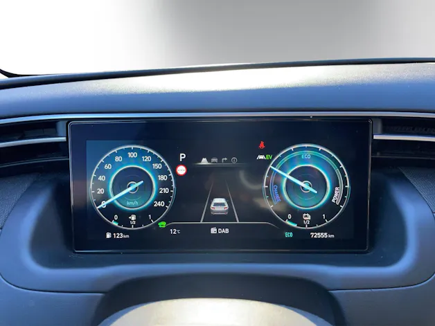 HYUNDAI Tucson 1.6 TGDI HEV Amplia 4WD | Hybrid | Allrad | Navigationssystem | Sitzheizung | 8-fach bereift