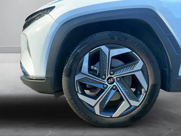 HYUNDAI Tucson 1.6 TGDI HEV Amplia 4WD | Hybrid | Allrad | Navigationssystem | Sitzheizung | 8-fach bereift