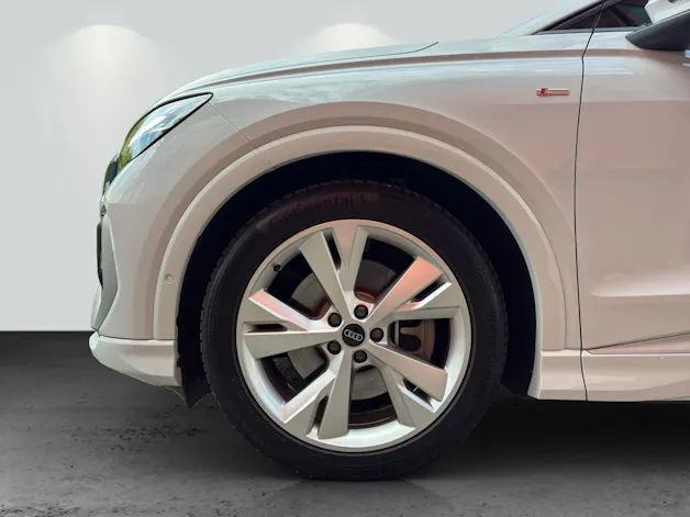 AUDI Q4 e-tron 50 quattro