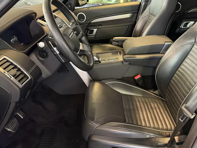 Land Rover Discovery 3.0D I6 300 R-Dynamic HSE AWD | CH | 7 Sitz | AHK | Standheiz. | HeadUp | 22" | Black Pack | Family Pack |