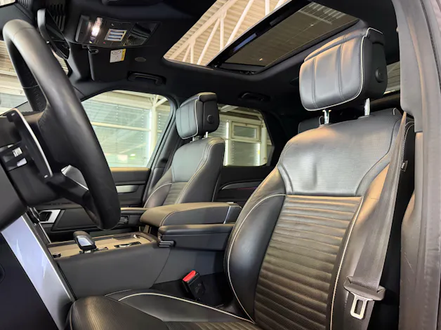 Land Rover Discovery 3.0D I6 300 R-Dynamic HSE AWD | CH | 7 Sitz | AHK | Standheiz. | HeadUp | 22" | Black Pack | Family Pack |