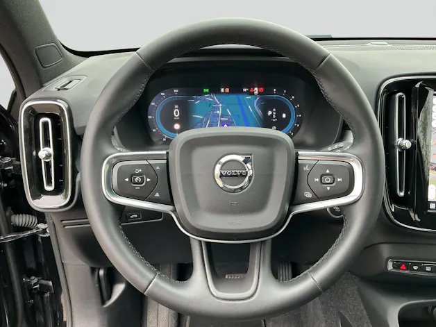 VOLVO XC40 B3 Benzin Mild Hybrid Plus Dark DCT