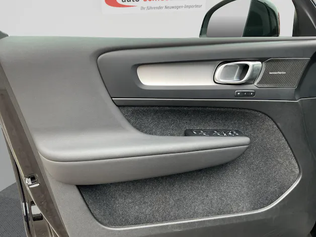 VOLVO XC40 B3 Benzin Mild Hybrid Plus Dark DCT