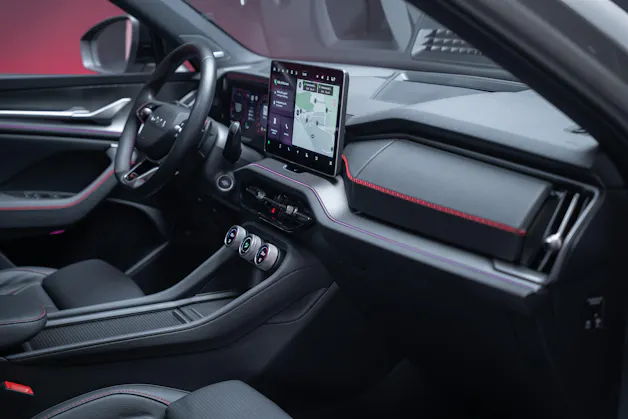SKODA Kodiaq 2.0 TSI RS / 7Plätzer / Panorama-Schiebedach / 360°Kamera