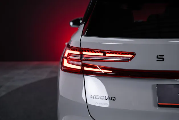 SKODA Kodiaq 2.0 TSI RS / 7Plätzer / Panorama-Schiebedach / 360°Kamera