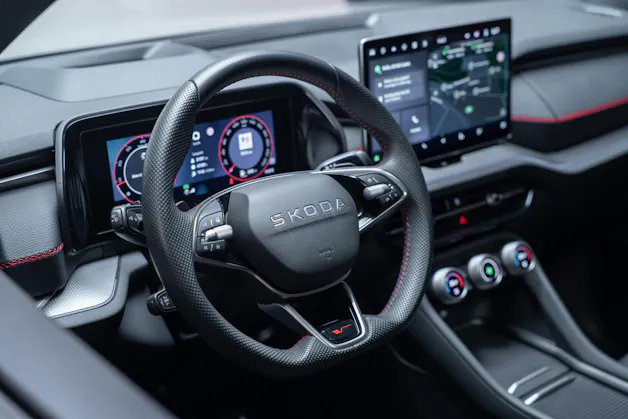SKODA Kodiaq 2.0 TSI RS / 7Plätzer / Panorama-Schiebedach / 360°Kamera