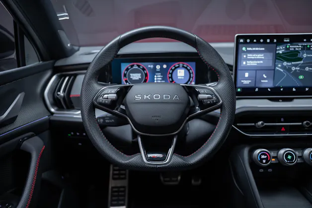 SKODA Kodiaq 2.0 TSI RS / 7Plätzer / Panorama-Schiebedach / 360°Kamera