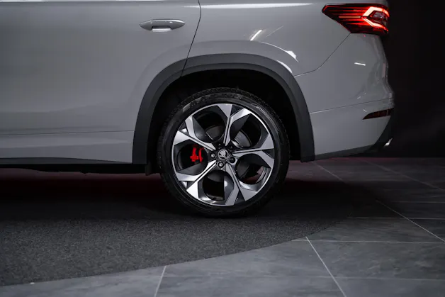 SKODA Kodiaq 2.0 TSI RS / 7Plätzer / Panorama-Schiebedach / 360°Kamera
