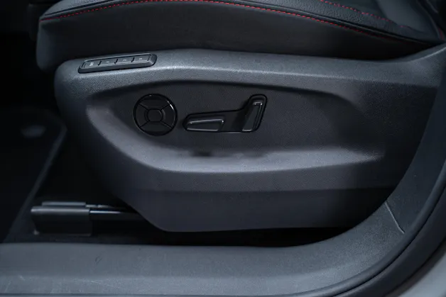 SKODA Kodiaq 2.0 TSI RS / 7Plätzer / Panorama-Schiebedach / 360°Kamera