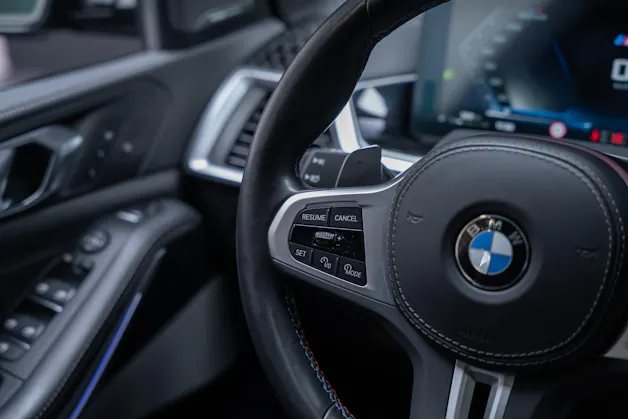 BMW X5 M60i xDrive / Panorama-Schiebedach / HeadUp / 360°Kamera